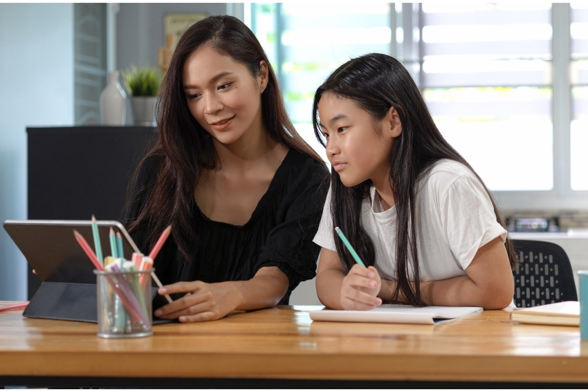 How to Find the Right Tutor - Tutor and Student Having a Tutoring Session