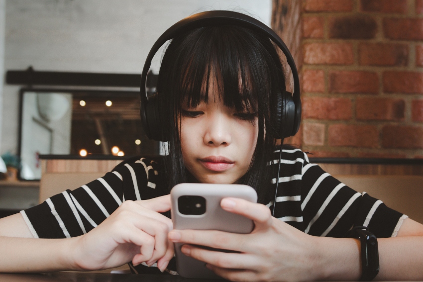 Girl Using Evernote to Plan Her Day