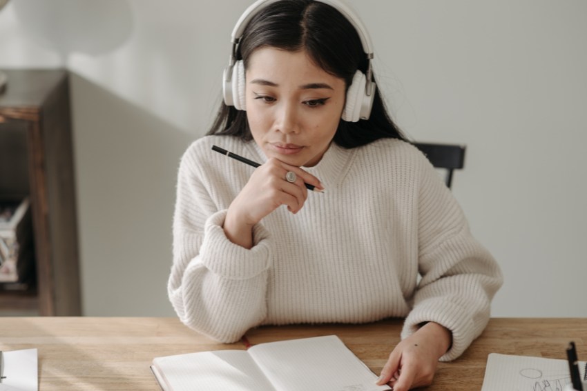 Girl Uses Digital Tools to Study By Active Recall